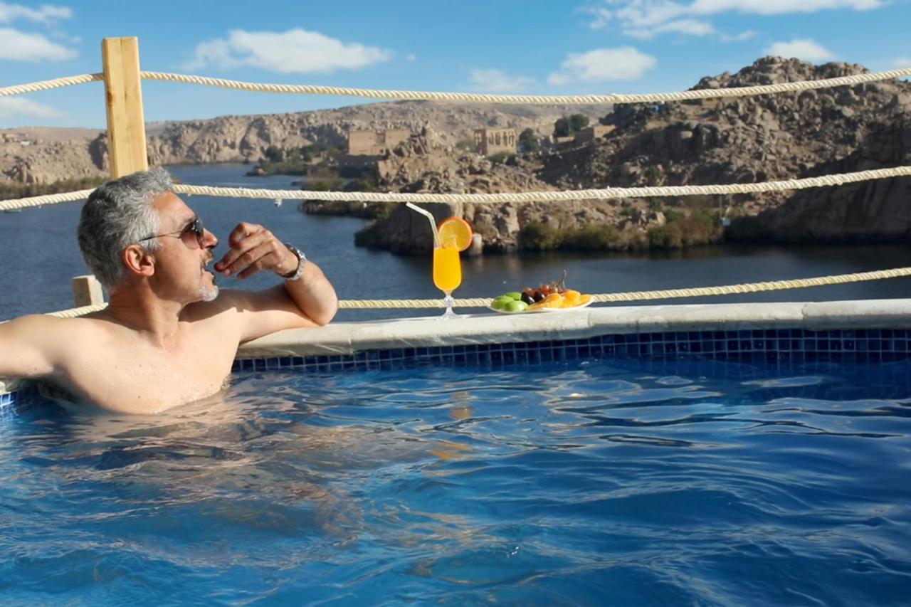 Benben By Dhara Hotels - Adults Only أسوان المظهر الخارجي الصورة A man relaxing in a swimming pool