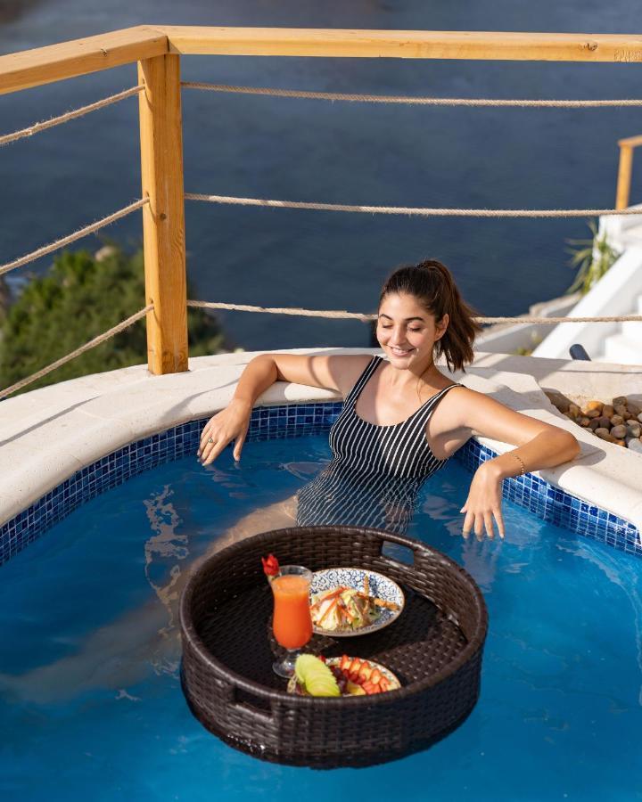 Benben By Dhara Hotels - Adults Only أسوان المظهر الخارجي الصورة A woman in a swimming pool