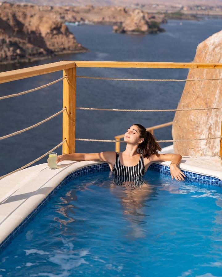 Benben By Dhara Hotels - Adults Only أسوان المظهر الخارجي الصورة A woman relaxing in a swimming pool