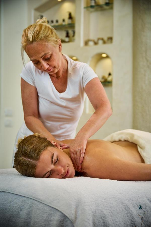 Benben By Dhara Hotels - Adults Only أسوان المظهر الخارجي الصورة A massage therapist treating a patient